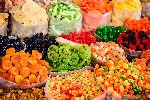 V okolí klášterů se prodává sušené ovoce a sladkosti - typická zastávka při výletu