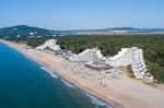 Letecký pohled na hotely a pláž (Slavuna uprostřed)