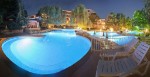 Večerní panoramatické foto bazénu