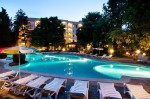 Večerní foto hotelu s bazénem