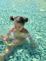 Dítě v bazénu