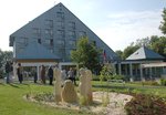 Hotel Krakonoš *** se nachází v klidném prostředí nad městem a má ideální polohu pro rodinnou rekreaci, firemní školení a k provozování různých sportovních aktivit. 