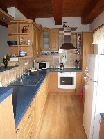 Dobře vybavená moderní kuchyně s ledničkou a troubou