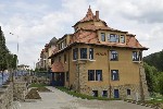 Kulturní památka hotel VILA VALAŠKA Luhačovice byla postavena roku 1907 podle významného slovenského architekta Dušana Jurkoviče. Prvky architekta Jurkoviče zde vidíte na každém kroku. Moderní bílý nábytek nádherně kontrastuje s jasně modrou barvou na oknech či červenou na stěnách.