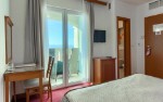 Hotelový pokoj s částečným výhledem na moře