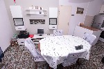 Jídelní stůl a detail obývací části
