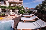 Opalovací terasa a whirpool před budovou A