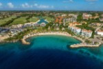 Letecký pohled na resort a pláž 