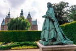 Socha královny Karolíny stráží zámek Frederiksborg