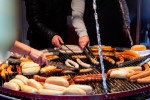 Další pochoutkou z vánočních trhů v Kodani jsou i různé druhy grilovaných párků