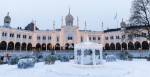 Před hotelem Nimb v parku Tivoli je každoročně kluziště pro návštěvníky trhů