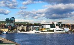 Moderní budova Opery připomíná kru nořící se do fjordu