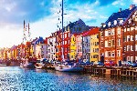 Romantické nábřeží Nyhavn, které lemují barevné domky a kotví tu staré dřevěné lodě