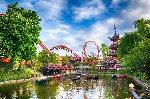Zábavní park Tivoli je jedním z nejstarších na světě. Najdete tu obyčejné kolotoče, i hrůzostrašnou horskou dráhu
