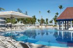 Șezlonguri lângă piscină și bar cu apă