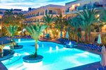 Hotel s bazénem v noci