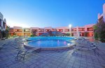 Večerní pohled na resort s bazénem