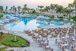 Pohled na bazén a areál hotelu
