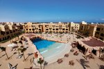 Bazén a budovy hotelu