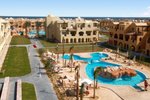 Bazén a budovy hotelu