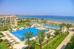 Hotelový resort s výhledem na bazén a pláž