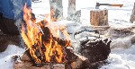 Tradiční občerstvení během zimních radovánek ve Finsku je vždy spojené s ohněm