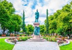 Park Esplanadi se sochou finského básnika Runeberga v Helsinkách