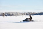 Projížďka na sněžném skútru je jednou z možných aktivit při pobytu v Laponsku
