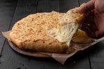 gruzínské khachapuri – teplý pečený chléb plněný roztaveným sýrem