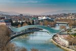 Pohled na Most míru, který symbolicky spojuje starou a novou část města Tbilisi