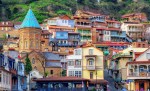 Gruzie - Tbilisi - barevné tradiční domy s dřevěnými balkony