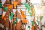 Girlandy tvořené irskými vlaječkami v ulicích Dublinu