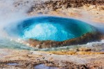 Gejzír Strokkur před výbuchem