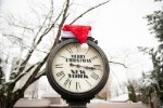 Šťastné a Veselé vám přejí v New Yorku i pouliční hodiny