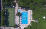 Letecký pohled na bazén a sportovní hřště