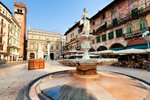 Italie_Verona_Piazza_delle_Erbe.jpg