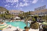 Hotel a bazénem