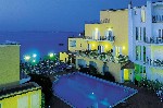 Večerní pohled na hotel s bazénem
