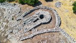 Italie_Sardinie_Santuario_Nuragico_di_Santa Vittoria_nuragsky_komplex_studna.jpg