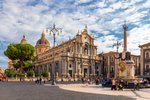 Náměstí Piazza del Duomo s katedrálou sv. Agáty, Sicílie
