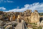 Pohled na kamenné stavby starověkých chrámů Ggantija, Malta
