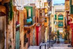 Úzká ulice ve městě Valletta, Malta