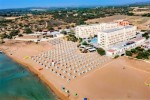 Pohled na hotel s pláží