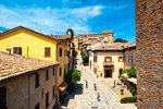 Ulice městečka Gradara - poznávací zájezdy s pobytem u moře v Itálii