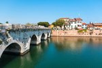 Historický most v Rimini - cestování po Itálii