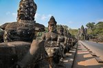 Kamenné sochy lemující most u brány Angkor Thom
