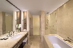 Hyatt Grand Doha, dvoulůžkový pokoj Standard, koupelna