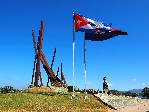 Santiago de Cuba square, památník s vlajkou