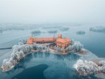 Hrad Trakai v zimě s výhledem na jezero