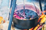 Tradiční vaření svařeného vína v Rize na oslavu Nového roku